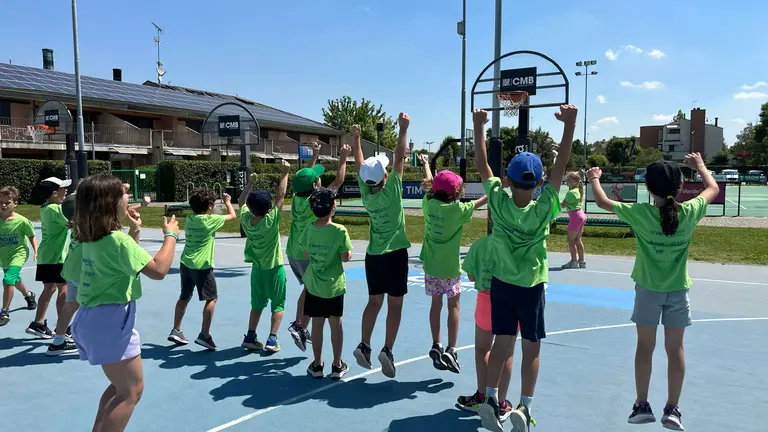 Ragazzi e ragazze che giocano a basket