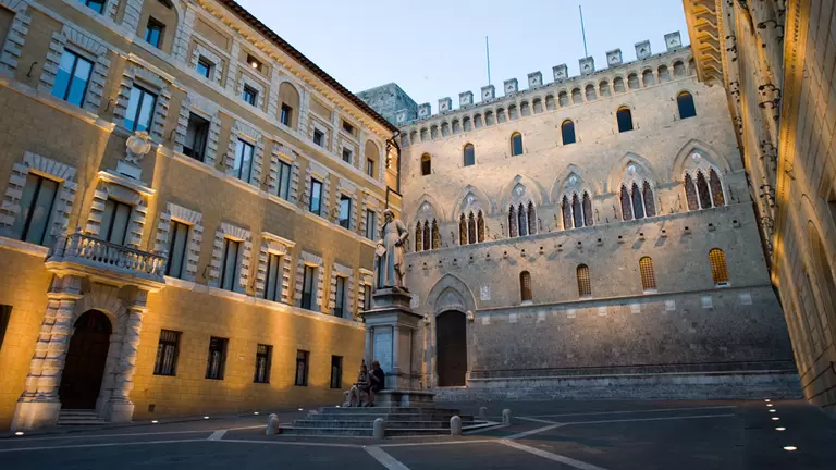 Particolare dell'ingresso della sede di MPS